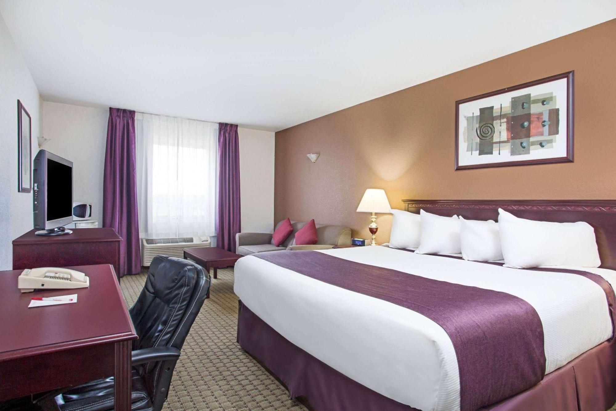 Ramada By Wyndham Red Deer Hotel & Suites Dış mekan fotoğraf